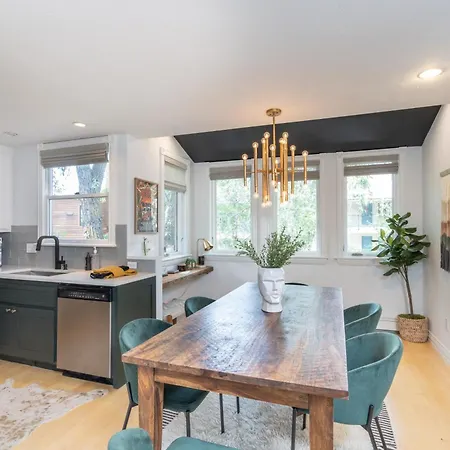 Tri-Level Condo, Close To Coonskin Lift!